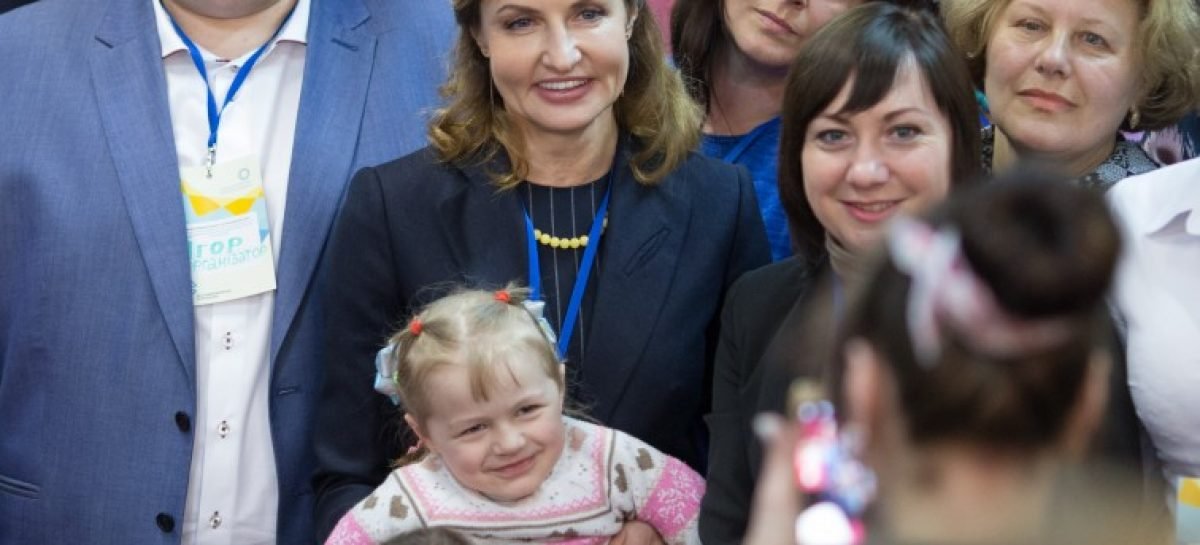 Житомирщина стала учасником проєкту Марини Порошенко з розвитку інклюзивної освіти, а школярі регіону заповнили свої сторінки національної «Книги Миру»