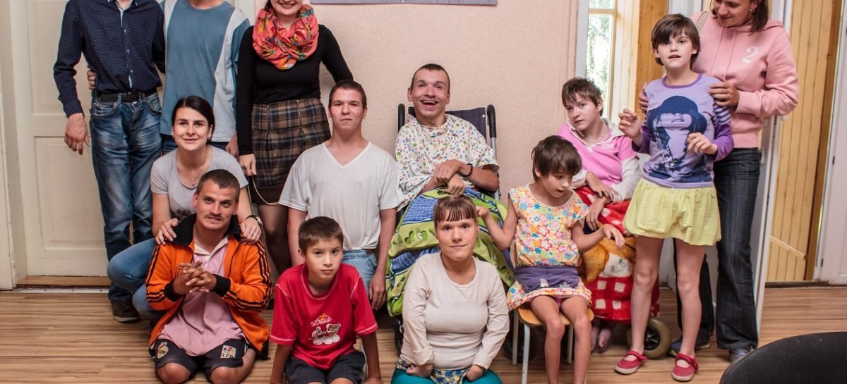 Шокуючі реалії Залучанського дитбудинку: працівники інтернату забирають у дітей з інвалідністю їжу та одяг