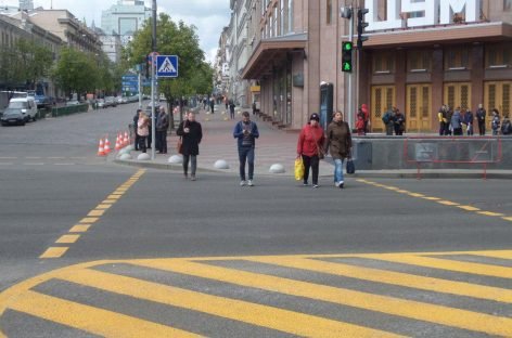 До уваги водіїв! На примиканні вул. Б. Хмельницького до вул. Хрещатик запрацював тимчасовий наземний пішохідний перехід зі світлофором