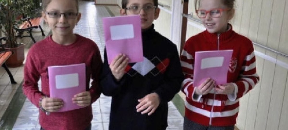 Волинська друкарня подарувала особливі зошити дітям з порушенням зору