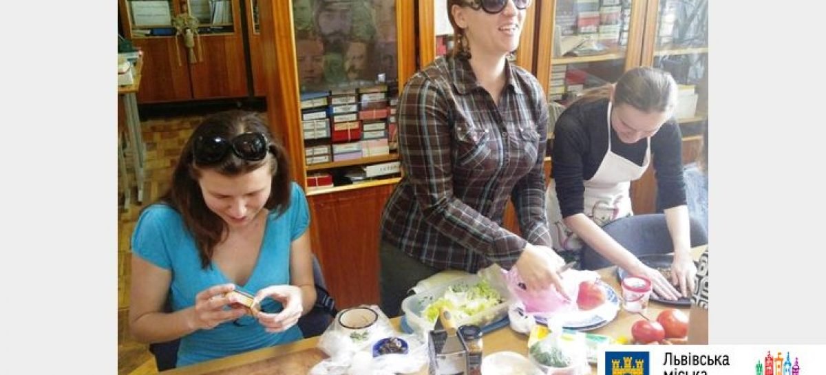 У Львові незрячі господині позмагались у вмінні кулінарити