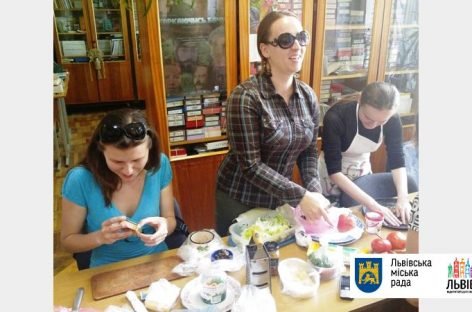 У Львові незрячі господині позмагались у вмінні кулінарити