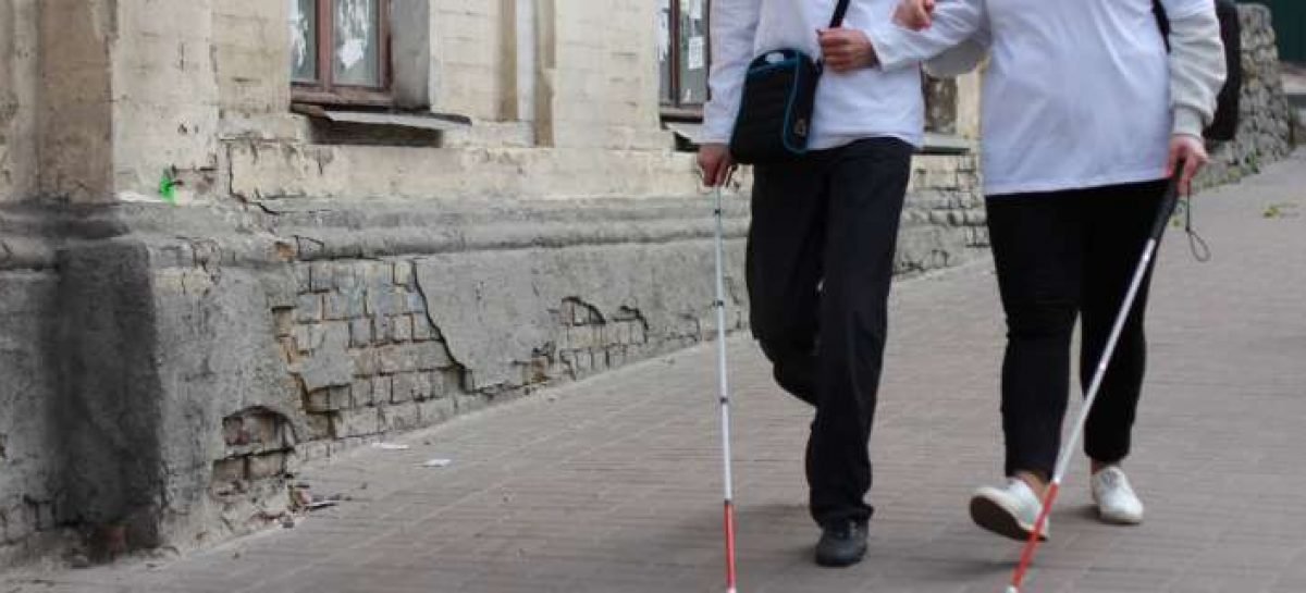 Київ на дотик та звук: незрячі проводять у столиці квест на доступність міста
