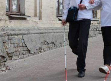 Київ на дотик та звук: незрячі проводять у столиці квест на доступність міста