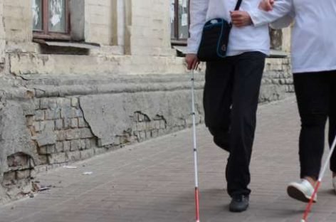 Київ на дотик та звук: незрячі проводять у столиці квест на доступність міста