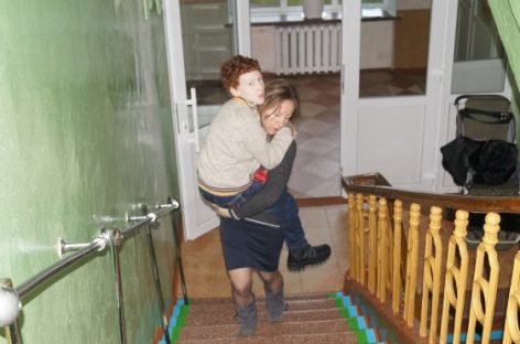 У навчально-реабілітаційному центрі батьки носять дітей на руках через відсутність ліфта