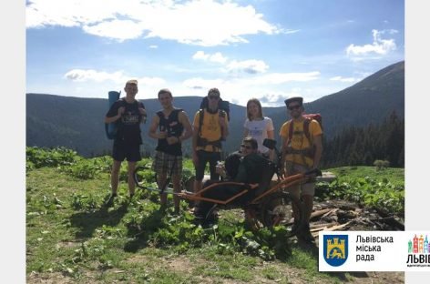Хлопець з інвалідністю на спеціальному візку підкорив Говерлу
