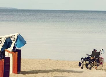 У Маріуполі люди з інвалідністю відкрили пляжний сезон