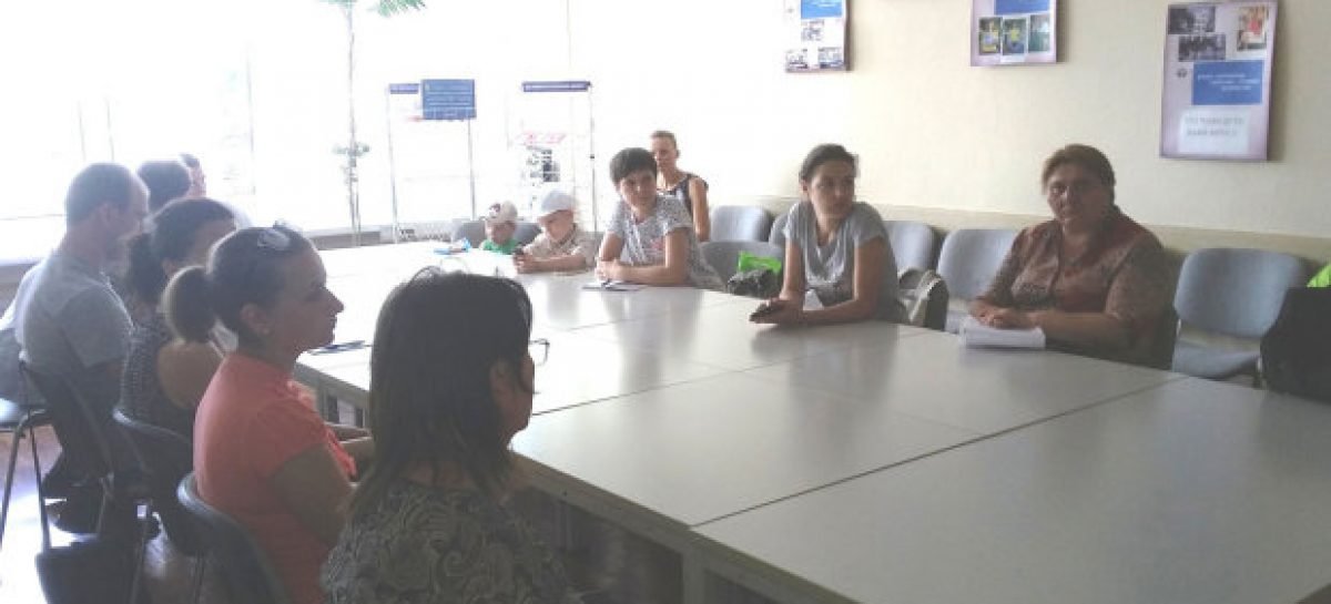 В Деснянському районному центрі зайнятості організовано громадські роботи з супроводу осіб з інвалідністю по зору