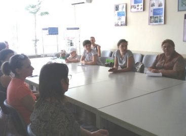 В Деснянському районному центрі зайнятості організовано громадські роботи з супроводу осіб з інвалідністю по зору