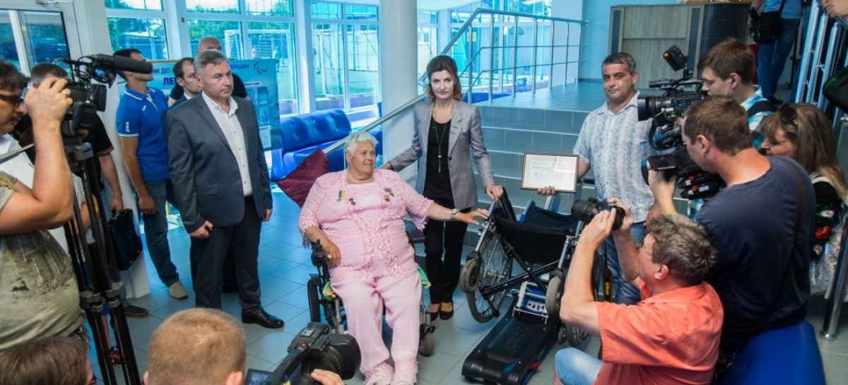 Марина Порошенко передала гусеничний підйомник спортсменам на візках Луганської ДЮСШ для осіб з інвалідністю у місті Кремінна