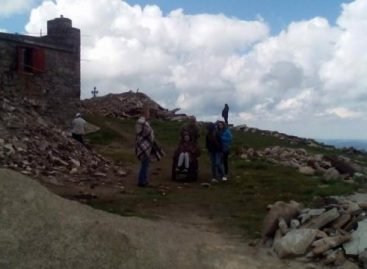 Волонтерка Яна Зінкевич підкорила Карпатську вершину на інвалідному візку