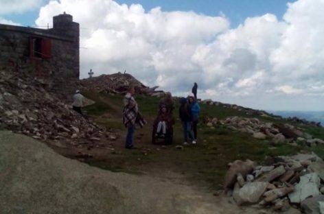 Волонтерка Яна Зінкевич підкорила Карпатську вершину на інвалідному візку