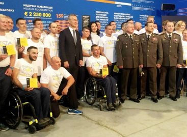 Генеральний секретар НАТО вручив подорожні сертифікати основному складу збірної України “Ігор Нескорених”