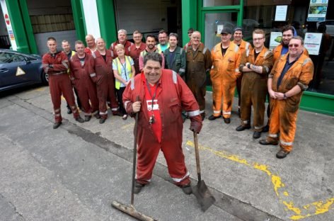 Довів, що може: Чоловік з аутизмом 28 років працював двірником і пішов на пенсію