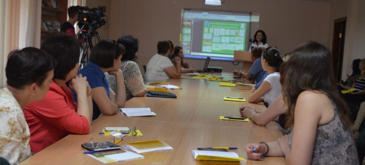 У Житомирі лікарям розповідають про особливості занять для дітей з використанням іпотерапії та каністерапії