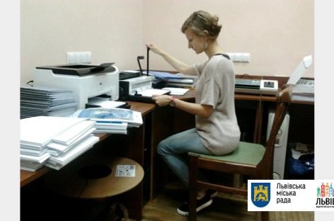 Незрячі діти України отримали нові книги, які надрукували шрифтом Брайля фахівці зі Львова та Києва