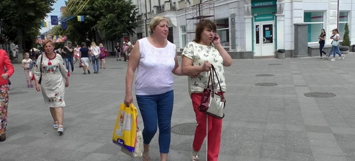 «Світ на дотик» у Житомирі: заступники мера навпомацки пройшлися містом із незрячими інструкторами