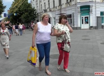 «Світ на дотик» у Житомирі: заступники мера навпомацки пройшлися містом із незрячими інструкторами