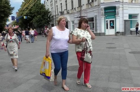 «Світ на дотик» у Житомирі: заступники мера навпомацки пройшлися містом із незрячими інструкторами