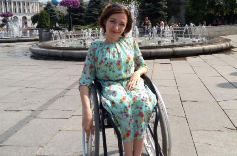 Киянка з інвалідністю викликала поліцію, аби вибратися з недоступного будинку