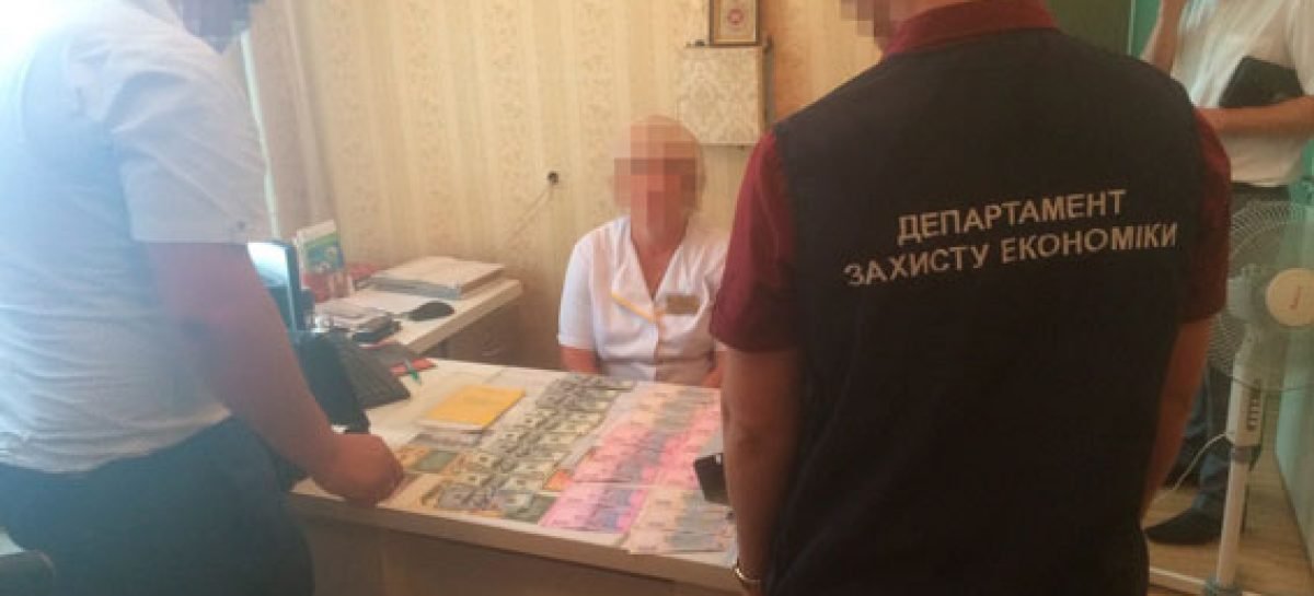 У Запоріжжі за встановлення групи інвалідності завідувач відділення лікарні вимагала понад 2 тисячі доларів США