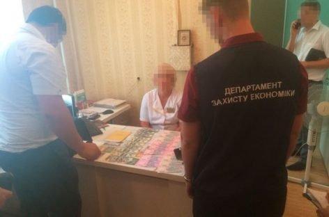У Запоріжжі за встановлення групи інвалідності завідувач відділення лікарні вимагала понад 2 тисячі доларів США