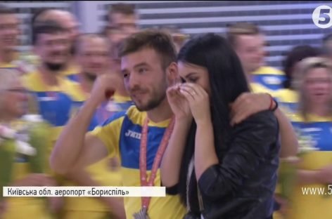 Дзвін золота та сюрпризи: як в «Борисполі» зустрічали українську переможну збірну