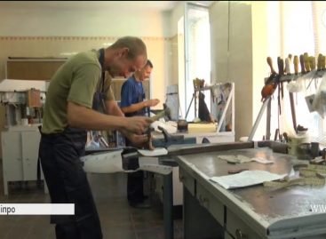 Нове життя: Провідні спеціалісти світу допомагали українцям із новими протезами