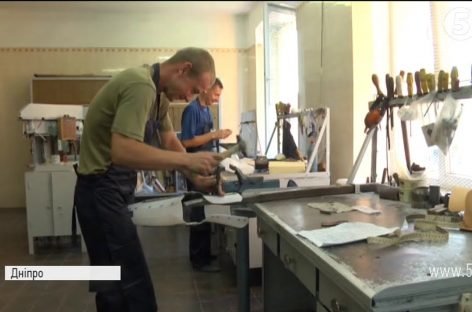 Нове життя: Провідні спеціалісти світу допомагали українцям із новими протезами