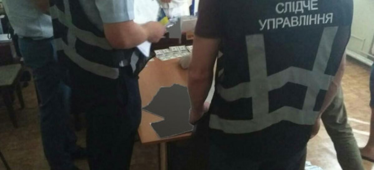 Правоохоронці затримали на хабарі в 2 тис. доларів США керівника одного з відділів Департаменту соціального захисту населення ЗОДА