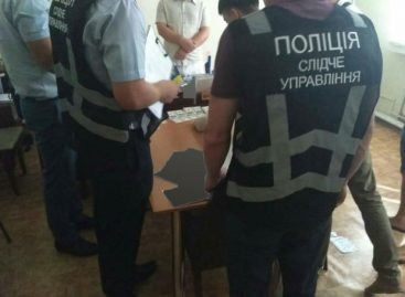 Правоохоронці затримали на хабарі в 2 тис. доларів США керівника одного з відділів Департаменту соціального захисту населення ЗОДА