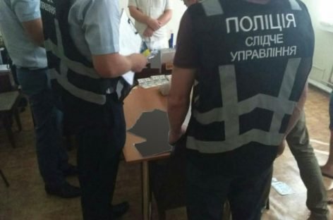 Правоохоронці затримали на хабарі в 2 тис. доларів США керівника одного з відділів Департаменту соціального захисту населення ЗОДА