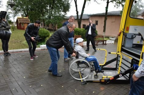 Навчально-реабілітаційний центр Святого Миколая отримає спеціалізований шкільний автобус