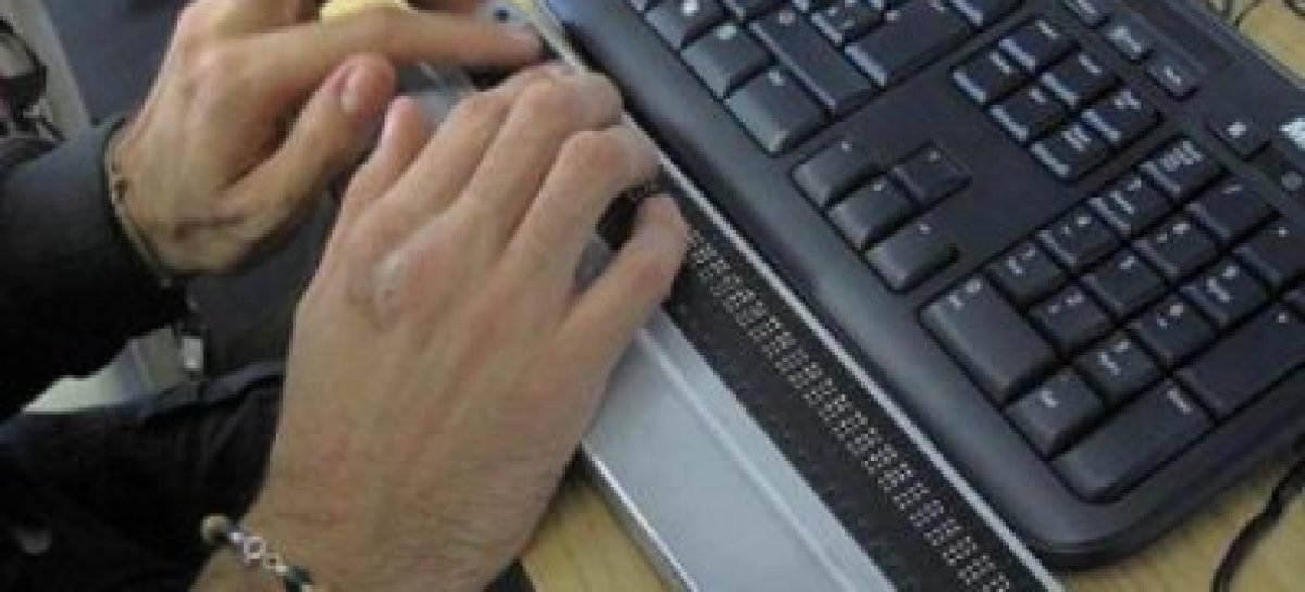 У Франківську шукають тренера, що навчить людей з порушенням зору роботі з комп’ютером