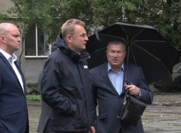 На пр. Чорновола, 45 облаштували спортивний майданчик, на якому люди з інвалідністю можуть грати у футбол чи баскетбол