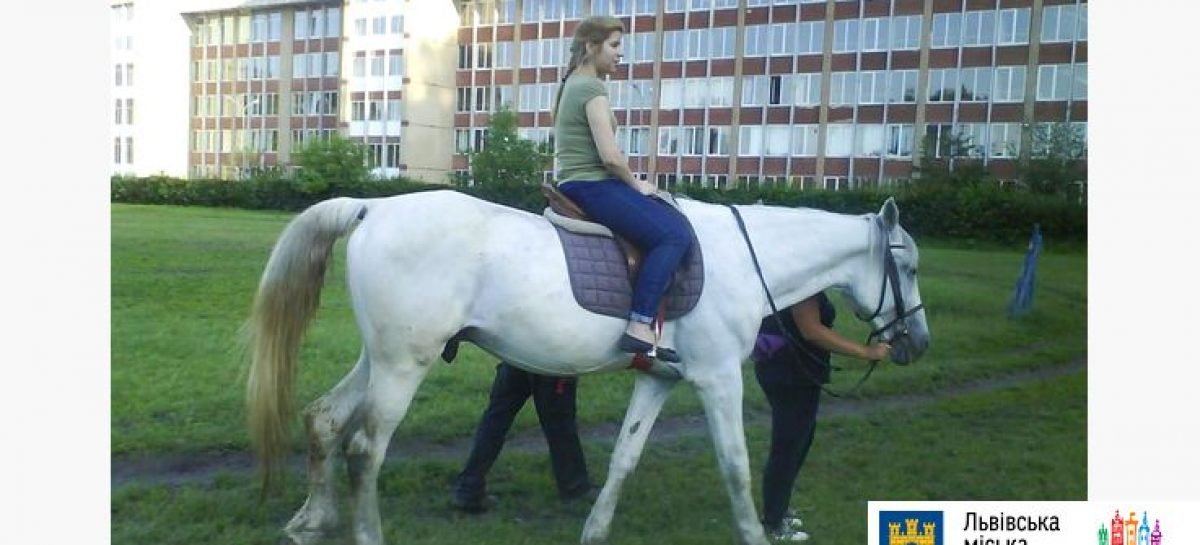 У Львові впродовж п’яти місяців за підтримки міста тривав цикл занять з іпотерапії для осіб з інвалідністю