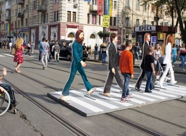 Не вставая с кресла. Как люди с инвалидностью, которые передвигаются с помощью коляски умудряются колесить по стране