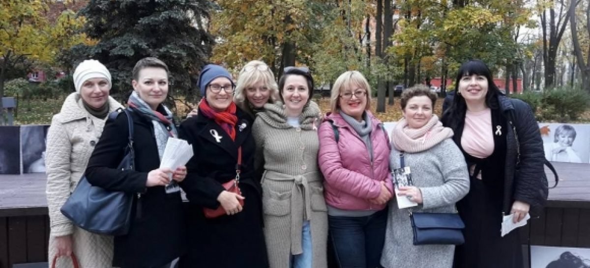 «Без рожевих окулярів». Жіночий портрет в двох кольорах