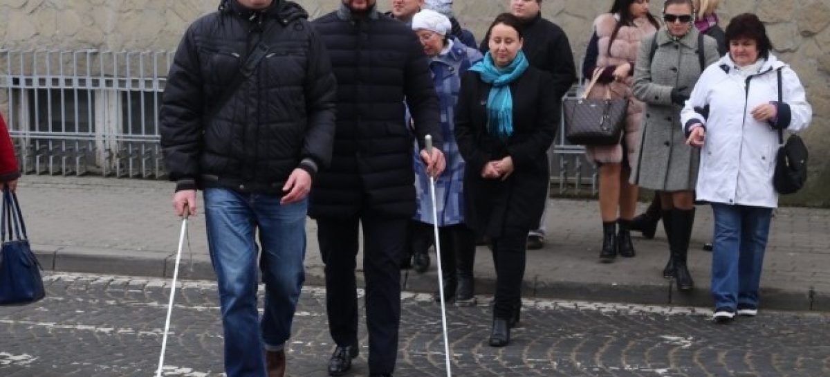 Робочий день у темряві: посадовець з’ясовував, чи доступний Луцьк для незрячих