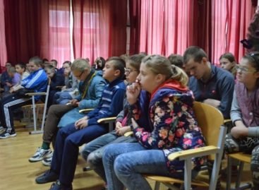 Мукачівські поліцейські продемонстрували школярам з порушенням зору правильні моделі поведінки із незнайомцями