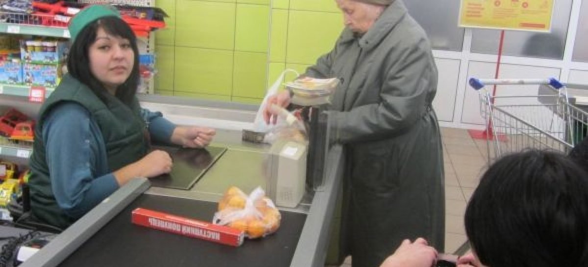 У Вінниці працює перший касир на візку. Його перевірив таємний покупець