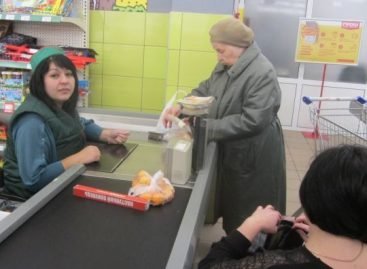 У Вінниці працює перший касир на візку. Його перевірив таємний покупець
