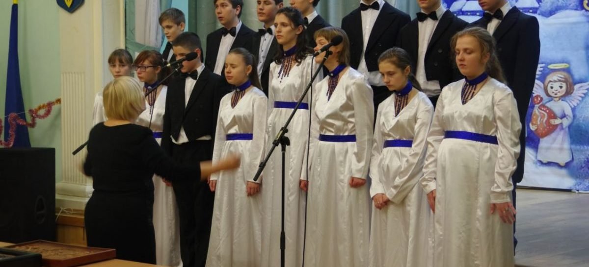 Учні НВК ім. В.Г. Короленка, в якому навчаються діти з порушеннями зору, отримали подарунки.