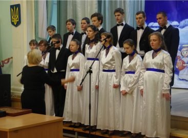 Учні НВК ім. В.Г. Короленка, в якому навчаються діти з порушеннями зору, отримали подарунки.