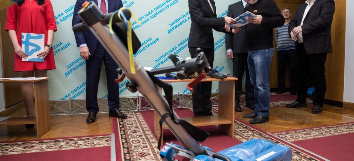 У Запоріжжі Марина Порошенко передала гусеничні сходові підйомники для дев’яти інклюзивних шкіл регіону