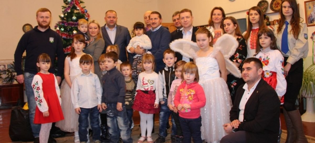 З нагоди Дня Святого Миколая керівництво міста привітало вихованців ДДТЗДІ «Надія» та ДБ «Оранта»
