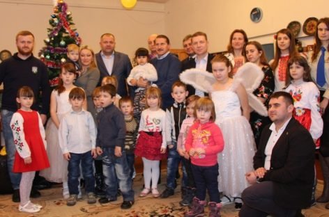 З нагоди Дня Святого Миколая керівництво міста привітало вихованців ДДТЗДІ «Надія» та ДБ «Оранта»