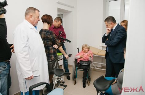 Крісла-“роботи” і автоматичні підйомні платформи: у Вінниці відкрили оновлений Центр матері та дитини