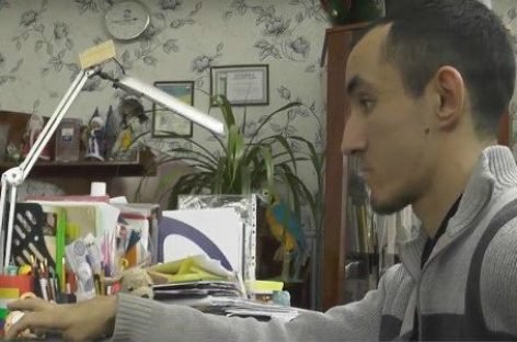Житель Мариуполя с тяжелой формой инвалидности открыл интернет-магазин для продажи работ переселенцев